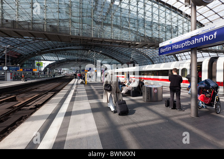 Piattaforma 13 sul pianale superiore di Berlino è ultra moderno a Hauptbahnhof (stazione centrale) alta velocità treno ICE è sulla piattaforma di destra Foto Stock