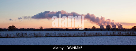 Tramonto dietro Ferrybridge Powerstation, West Yorkshire. Foto Stock