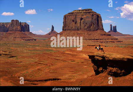 Navajo girl on horseback at John Ford Point in Monument Valley, Arizona, USA Foto Stock