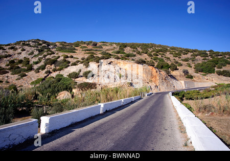 Strada di campagna nei pressi di Galissas, sul Greco Cyclade isola di Syros. Foto Stock