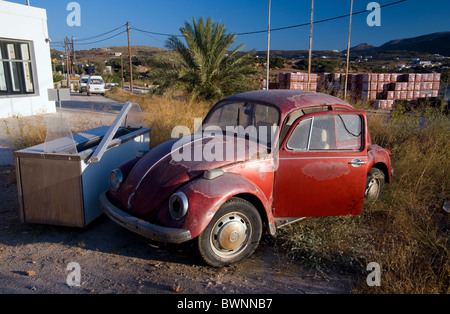 Vecchia Volkswagen maggiolino abbandonato nei pressi di Galissas, sul Greco Cyclade isola di Syros. Foto Stock