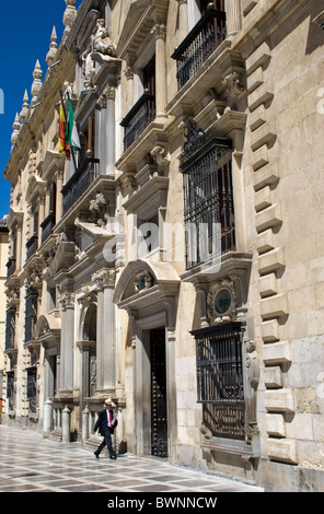 L'uomo entra Real Chancilleria edificio, ora i tribunali, Plaza Nueva, centro città, Granada, Andalusia. Foto Stock