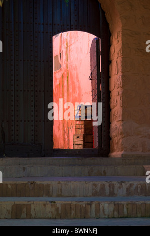 Vista delle casse attraverso una porta Foto Stock
