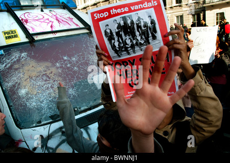 I bambini della scuola di proteggere polizia soggetto ad atti vandalici van che fu distrutta quando viene lasciato in area kettled alla protesta degli studenti circa incrementato Foto Stock