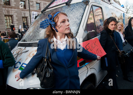 I bambini della scuola di proteggere polizia soggetto ad atti vandalici van che fu distrutta quando viene lasciato in area kettled alla protesta degli studenti circa incrementato Foto Stock