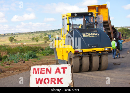Autostrada lavori in corso nelle zone rurali del Kenia Foto Stock