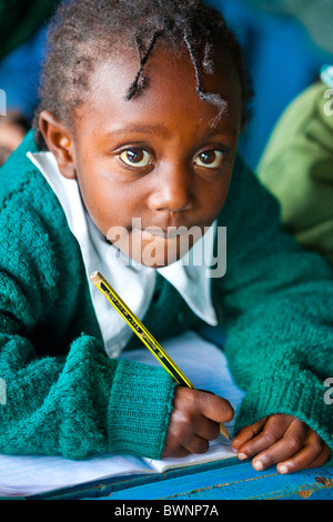 Schoolgirl da Mathare slum in Maji Mazuri Centro e scuola, Nairobi, Kenia Foto Stock