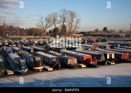 Marina in inverno, lago ghiacciato e barche casa St Mary's Marina in Rufford Foto Stock