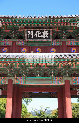 Donhwamun Gate, il Palazzo di Changdeokgung, Palazzo di illustre virtù, Sito Patrimonio Mondiale dell'UNESCO, Seoul, Corea del Sud, Asia Foto Stock