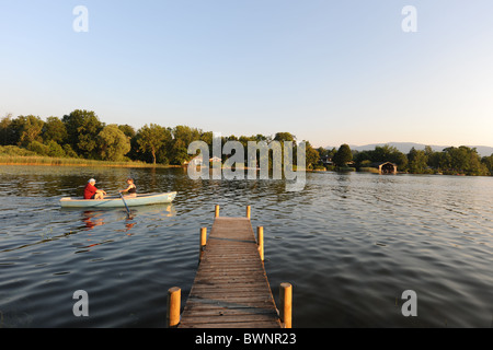 Paio di canottaggio sul lago, Murnau am Staffelsee, Baviera, Germania Foto Stock