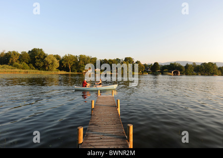 Matura in barca a remi sul lago, Murnau am Staffelsee, Baviera, Germania Foto Stock