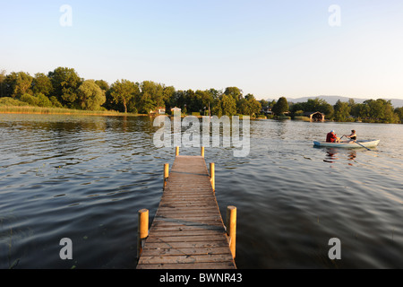 Paio di canottaggio sul lago, Murnau am Staffelsee, Baviera, Germania Foto Stock