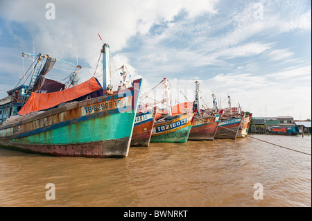 Barche colorate ancorata nel fiume Mekong al di fuori della città di Ho Chi Minh Vietnam Foto Stock