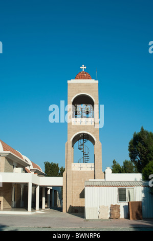 Il campanile in edificio moderno complesso di Santa Maria la chiesa di Ayia Napa city, Cipro, Europa Foto Stock