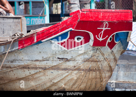 Molte barche lungo il fiume Mekong hanno occhi dipinta su di essi. Foto Stock