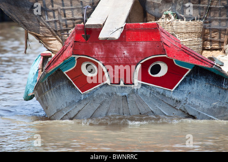 Molte barche lungo il fiume Mekong hanno occhi dipinta su di essi. Foto Stock