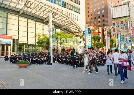 La polizia antisommossa in attesa presso il pronto a Myeong-dong di Seoul, Corea del Sud. JMH3847 Foto Stock