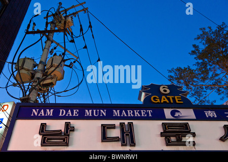 Apparecchiature elettriche sotto-stazione sul palo in corrispondenza al mercato di Namdaemun Gate 6 in Seoul Corea del Sud al tramonto. JMH3850 Foto Stock