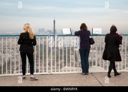 Tre donne guardando la torre Eiffel dal tetto della torre di Montparnasse, Parigi, Francia Foto Stock