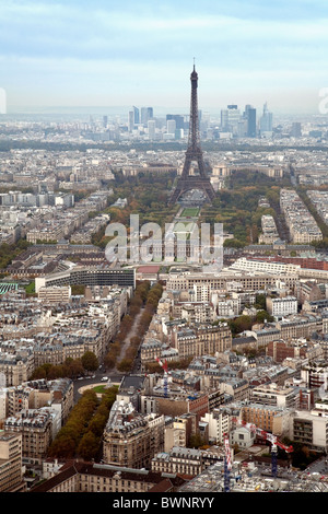 La torre Eiffel e il centro di Parigi vista dal tetto della torre di Montparnasse, Parigi Francia Foto Stock