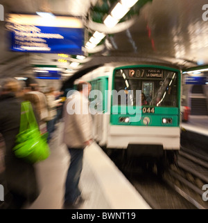 Metropolitana di Parigi in treno arrivando alla stazione di Montparnasse, Parigi Francia Foto Stock