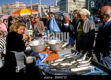 Venditore di pesce e frutti di mare fornitore, mercato di frutti di mare, mercato del pesce, porta, Quai des Belges, città di Marsiglia, Marsiglia Provence, Francia Foto Stock