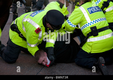 Gli ufficiali di polizia trattenere una difesa inglese league edl protester durante un anti islamico di marcia di protesta a Preston Lancashire Foto Stock