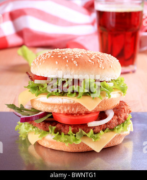 Double Decker hamburger e bicchiere di soda Foto Stock