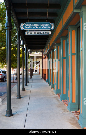 Coperto sul marciapiede Palafox Street nel centro storico di Pensacola, costa del Golfo della Florida, Stati Uniti d'America Foto Stock