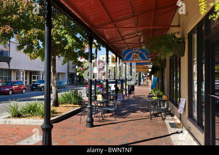 Cafe su un marciapiede coperto sul Palafox Street nel centro storico di Pensacola, costa del Golfo della Florida, Stati Uniti d'America Foto Stock