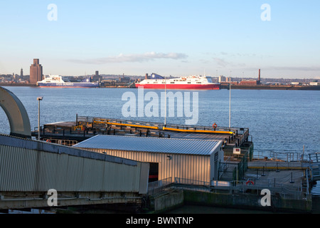 Floating imbarcadero per Isola di Man traghetto al Pier Head, Liverpool con traghetto barche ormeggiate a Birkenhead. Foto Stock