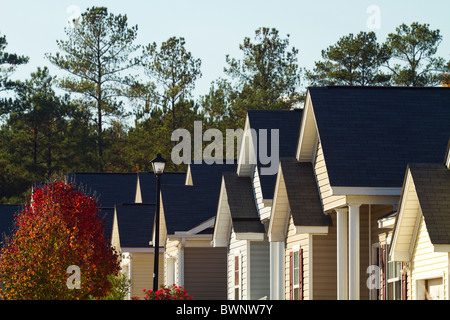 Rooflines appuntita della tipica classe media americana Southern area residenziale di case che vengono costruite vicino insieme. Foto Stock