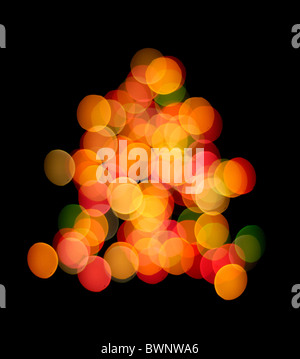 Fuori fuoco colorato albero di Natale luci isolate su sfondo nero Foto Stock