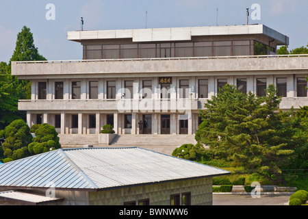 Sala Panmon nord coreano edificio in DMZ Demilitarized Zone, con North Korean soldier, visto dalla Corea del Sud. JMH3834 Foto Stock