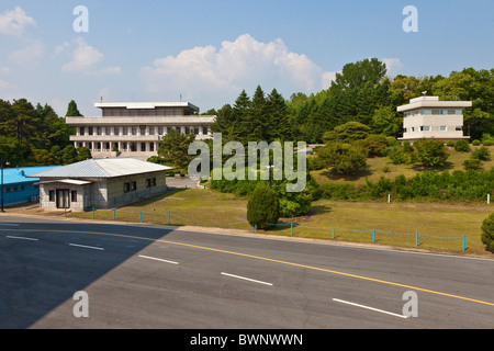 Guardando oltre gli edifici delle Nazioni Unite per il nord coreano Panmon Hall edificio in JSA Joint Security Area DMZ, zona demilitarizzata. JMH3836 Foto Stock