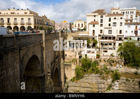 Famoso ponte in pietra e gli edifici circostanti - che abbraccia la profonda El Tajo gorge & fiume Guadalevin. Città spagnola di Ronda, Spagna Foto Stock