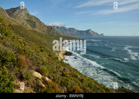 Paesaggio, montagne, vista costiera, costa orientale della penisola del Capo, Rooiels, Sud Africa, mare, bella campagna, destinazione balneare Foto Stock