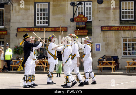 Prestazioni tradizionali da RUTLAND MORRIS gli uomini a Uppingham piazza del mercato in Rutland Foto Stock