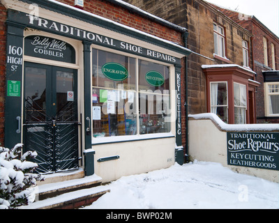 Un vecchio ciabattino's Shoe Repair shop Foto Stock