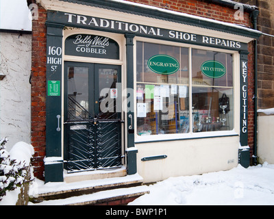 Un vecchio ciabattino's Shoe Repair shop Foto Stock