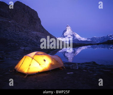 Svizzera Europa Canton Vallese Matterhorn Tenda Luce accesa Riffelsee Riffel Camping Lago riflessione Foto Stock