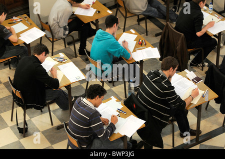 Il baccalauréat 2010 (equivalente a British un livello americano o del diploma di scuola media superiore) Foto Stock