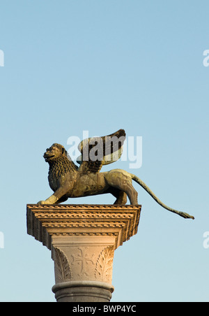 Capitale della colonna con il leone alato di San Marco, simbolo di Venezia il patrono, Piazzetta San Marco (St. Marco), Venezia, Italia Foto Stock