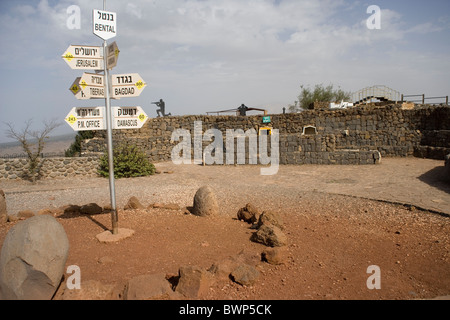 Segno sulla sommità del monte Bental Riserva naturale sulle alture del Golan sito di un esercito israeliano bunker e redoubt ,Israele Foto Stock