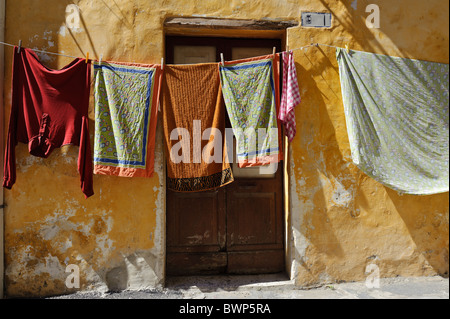 Servizio lavanderia appesi stendibiancheria, Gallipoli, Puglia, Italia Foto Stock