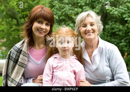 Ritratto di nonna felice con la figlia e la nipote guardando la telecamera con un sorriso Foto Stock