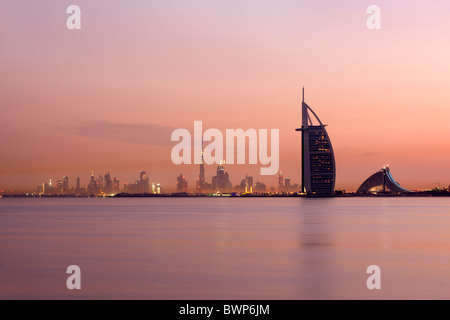 Skyline di Dubai a sunrise Foto Stock