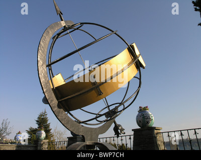 Il Sundial Isola di Mainau Germania Europa scultura Globo di metallo Blue sky Baden-Wurttemberg Lago di Costanza dia Sun Foto Stock