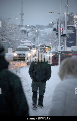 Dopo due piedi di neve sono caduti, pendolari si sforzano di raggiungere il posto di lavoro nella periferia di Edinburgo. Penicuik, Midlothian, Scotland, Regno Unito Foto Stock