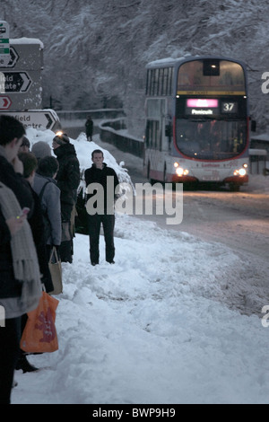 Dopo due piedi di neve sono caduti, pendolari si sforzano di raggiungere il posto di lavoro nella periferia di Edinburgo. Penicuik, Midlothian, Scotland, Regno Unito Foto Stock